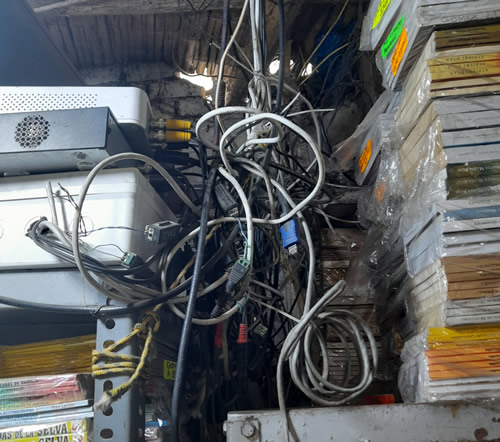 maraña de conectores que llegan a 2 dvrs